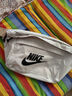 耐克（NIKE）男包女包26新款情侶潮運動(dòng)包休閑包輕便斜挎包騎行腰包單肩包 熱推/DB4697-010/52*12*21cm MISC 曬單實(shí)拍圖