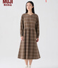 無印良品（MUJI）女式法蘭絨抽褶連衣裙女裝裙子長袖秋冬季打底裙純棉BC08CC4A 淺米色格紋 M (160/84A) 曬單實拍圖