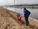 履帶鏈軌式微耕機小紅牛耕地機柴油旋耕機開(kāi)溝起壟翻土施肥 170汽油+翻轉犁 曬單實(shí)拍圖