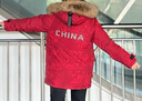 波司登（BOSIDENG）【反季】極寒羽絨服鵝絨楊紫同款女款短款連帽大毛領(lǐng)新國(guó)標(biāo)外套 【新年紅】紅運(yùn)當(dāng)頭9BW5 L 170/92A 體重約130-150斤 曬單實(shí)拍圖