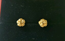 周大福 綻放絲絨玫瑰花滿天星黃金耳釘女足金實(shí)心(工費(fèi):320計(jì)價(jià))EOF1368 足金 約2.10g 曬單實(shí)拍圖