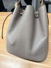 芙拉（FURLA）【同價(jià)11.11】SFERA牛皮小號女士上班族通勤單肩斜挎包抽繩水桶包 巖石灰 曬單實(shí)拍圖