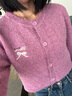 CHUU字母蝴蝶結(jié)刺繡針織衫女2025秋季新品設(shè)計(jì)感氣質(zhì)單排扣外套 灰紫色 均碼 曬單實(shí)拍圖