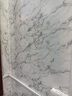 酷顏仿瓷磚墻貼鋁塑板墻面遮丑貼大理石墻紙防水防潮防霉翻新自粘加厚 漢玉白(特厚2.5mm超強粘性) 40cm*80cm（20片裝=6.4平方米） 曬單實拍圖