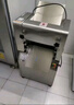 德瑪仕（DEMASHI）包子饅頭壓面機(jī)商用電動(dòng)壓面條機(jī)搟面機(jī)食堂用大型全自動(dòng)壓餃子皮揉面機(jī)不銹鋼 【面皮寬19cm】340KG/H | 配1把方刀 曬單實(shí)拍圖