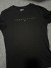 TOMMY JEANS【甜美辣妹風(fēng)】25夏季女裝美式復(fù)古學(xué)院修身顯瘦正肩短袖上衣T恤 【凈色字母】-黑色BDS S 曬單實(shí)拍圖