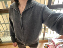 Basic House/百家好翻領(lǐng)雙頭拉鏈毛衣冬加厚時(shí)尚小狗刺繡開(kāi)衫外套 灰色 S 曬單實(shí)拍圖