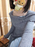 妙奕嘉毛衣女打底衫新款針織衫女士內搭衣服女裝冬季上衣灰色一字肩洋氣 純欲風一字肩花朵上衣 均碼 【建議120斤內】 曬單實拍圖