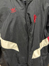 阿迪達斯adidas【滔搏運動】男子MUFC OG TT外套 IS6525 XL 曬單實拍圖