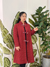 指間沙W2441291女裝24冬立領大盤扣裥棉長外套A版亞麻中式棉服 朱草78 XL 曬單實拍圖