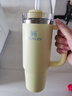 STANLEY巨無(wú)霸吸管杯保溫保冷大容量杯子車(chē)載家居辦公禮品伴手禮男女禮物 【JENNIE同款】柚黃色-887ml 曬單實(shí)拍圖