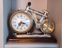 麗盛歐式桌面座鐘客廳復古時(shí)鐘創(chuàng  )意個(gè)性臺鐘裝飾自行車(chē)擺件石英鐘表 S941M (紅木銀) 曬單實(shí)拍圖