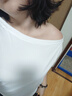 妙奕嘉斜肩上衣露肩白色短袖t恤女新款女士寬松正肩辣妹女裝夏季通勤風(fēng) 白色斜肩露肩t恤 L 【建議95-110斤】喜寬松拍大 曬單實拍圖
