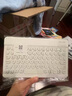 衛神圓形鍵帽無(wú)線(xiàn)藍牙鍵盤(pán)適用于平板電腦華為榮耀蘋(píng)果ipad聯(lián)想小米紅米智能連接靜音無(wú)線(xiàn)鍵盤(pán)兼容通用 【10寸背光白鍵盤(pán)+白鼠標】送充電線(xiàn)/支架/收納包 曬單實(shí)拍圖