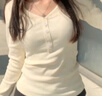LDBE正肩v領(lǐng)長(cháng)袖t恤女2025新款秋冬內搭打底衫設計感甜辣風(fēng)短款上衣潮 杏色 M 曬單實(shí)拍圖