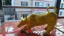 黃色陶瓷華爾街股市牛擺件招財風(fēng)水瓷器股票?？蛷d辦公室桌吉祥物 款式一 無(wú)底座 黃瓷描金 曬單實(shí)拍圖