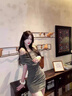 萬欣兒灰色一字肩修身收腰連衣裙女2025新款褶皺辣妹百搭露肩短款包臀裙 圖片色 M 建議95-105斤 曬單實拍圖