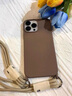 丁域適用于蘋(píng)果16pro手機殼新款超薄全包小羊皮卡包iphone15Promax腕帶掛繩絲巾可斜挎女款防摔保護套 升級款【黑色】斜挎+絲巾手提繩 丁域出品  蘋(píng)果15promax 曬單實(shí)拍圖