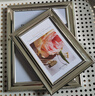 世裔 歐式高檔寬邊大氣金屬相框擺臺6寸照片相冊照片墻擺件紀念品畫(huà)框 銀色 1個(gè) 6寸（相片約10*15cm） 曬單實(shí)拍圖