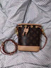 I.T CKENGRT香港2025七夕時(shí)尚老花抽帶水桶包經(jīng)典單肩斜挎高級質(zhì)感迷你小包女 棕色 曬單實(shí)拍圖