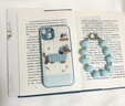 踏朵適用iPhone16promax手機殼 15pro新款蘋(píng)果16刺繡臘腸狗14pro腕帶掛繩13皮質(zhì)全包14pro防摔男女卡通 氣墊皮紋-立體藍條紋耳機狗狗+毛絨銀珠掛環(huán) iPhone 13 曬單實(shí)拍圖