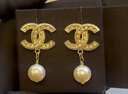 香奈兒（Chanel）耳環(huán)經(jīng)典雙C珍珠耳釘優(yōu)雅氣質(zhì)精致耳墜 節(jié)日送禮 珍珠吊墜A86506-Y09902-Z2953 均碼 曬單實(shí)拍圖
