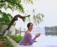 西遇溫柔文藝立體小花裝飾翻折一字肩毛衣女2025春季針織衫 紫色 M 曬單實拍圖