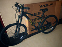 WOLF跑狼硬核600山地車(chē)鋁合金12速油碟剎成人男女競賽越野山地自行車(chē) 黑金色 藍圖AX12速/MT200油碟 27.5寸輪徑X17寸車(chē)架 曬單實(shí)拍圖