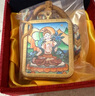 青藏源西藏純手繪扎基拉姆黃黑財神大黑天文殊菩薩藥師佛小唐卡佛牌吊墜 白度母（多福多壽）4*5cm 曬單實拍圖