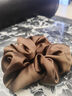 左歐（Zuoou）緞面大號頭繩大腸發(fā)圈高級感氣質(zhì)丸子頭肥腸發(fā)繩扎頭發(fā)橡皮筋女生 深棕色 曬單實(shí)拍圖