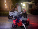 愛(ài)貝岙超大號兒童電動(dòng)摩托車(chē)雙人可坐大人3-6-10歲男女小孩玩具車(chē)寶寶 紅：手擰變速+12v4加大電瓶+燈輪 3-12歲寶貝摩托車(chē)送頭盔和護具 曬單實(shí)拍圖
