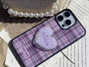 雅思戀 粉紫格紋蕾絲邊愛(ài)心支架適用蘋(píng)果16ProMax自帶AI拍照按鍵手機殼iPhone15少女14pro全包13硅膠 粉紫格紋+蕾絲邊碎花愛(ài)心支架+手鏈繩 iPhone 14 曬單實(shí)拍圖