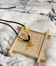 中國(guó)黃金福袋蓮花項(xiàng)鏈黃金足金福氣滿(mǎn)滿(mǎn)項(xiàng)鏈錢(qián)幣蓮花項(xiàng)墜生日禮物婦女節(jié)送 福袋蓮花項(xiàng)鏈【黑繩】約1.35g 曬單實(shí)拍圖