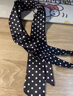 啄木鳥(niǎo)黑色波點(diǎn)絲巾輕奢小方巾女系脖發(fā)帶秋季新款百搭時(shí)尚搭配襯衫禮物 小波點(diǎn)絲巾 曬單實(shí)拍圖