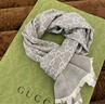 古馳（GUCCI）雙G雙面織花 流蘇披肩 絨線(xiàn)圍巾 男女同款情侶款新年禮物 45*180cm淺灰色165904-3G646-1400 曬單實(shí)拍圖
