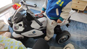 喜靚貝兒童電動(dòng)摩托車(chē)三輪2-8歲小孩玩具車(chē)可坐人寶寶遙控童車(chē)熱門(mén)商品 白色雙驅+大電瓶+手機藍牙+遙控 曬單實(shí)拍圖