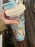鴻迪涂鴉水杯雙飲杯女兒童高顏值卡通塑料杯夏季可愛學(xué)生便攜吸管杯子 白色【雙飲帶茶倉】 550ml 曬單實拍圖