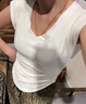 妙奕嘉白色短袖t恤女新款2025年打底衫女士夏季潮流v領上衣高級感顯瘦 白色V領褶皺收腰弧形下擺短袖 M 【建議90-110斤】 曬單實拍圖