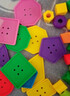 結(jié)盟者精細(xì)動(dòng)作訓(xùn)練玩具幼兒園寶寶早教益智拼圖積木幾何紐扣穿線繩串珠 幾何紐扣10片+2根繩【袋裝】 曬單實(shí)拍圖