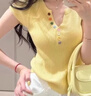 Radinka2025夏新款多巴胺穿搭彩色紐扣正肩t恤冰絲短袖修身短款v領(lǐng)上衣TX 多巴胺彩色紐扣 黃色 S 建議70-90斤 曬單實拍圖