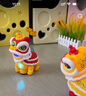 云露萍營(yíng)國潮醒獅電動(dòng)萬(wàn)向行走舞獅財神蛇聲光夜市玩具兒童生日禮物紅色-電動(dòng)舞獅+3節5號電池 曬單實(shí)拍圖