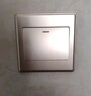 正泰（CHNT）開(kāi)關(guān)插座7M 家用86型五孔墻壁面板暗裝電源插座 電工推薦 香檳金 一開(kāi)雙控10A 曬單實(shí)拍圖