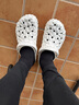 卡駱馳（crocs）洞洞鞋男女鞋 經(jīng)典榴蓮Clog沙灘休閑鞋涼拖鞋 209563-100 M7W9 曬單實(shí)拍圖