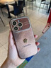 ZRGAE適用于iPhone 16 Pro Max蘋果15promax手機(jī)殼新款大視窗復(fù)古山茶花保護(hù)套鏡頭全包防摔男皮紋女款 茶粉色皮質(zhì)紋理-輕奢質(zhì)感 iPhone 15 Pro 曬單實(shí)拍圖