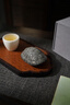 妙蓮天香 林心如大師 汝窯龜殼茶寵擺件開片可養(yǎng)茶玩送禮推薦茶道茶具配件 S43-029A 黑冰花-富甲一方 【禮盒裝.含證書】 曬單實(shí)拍圖