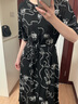 玖姿·安娜蔻優(yōu)雅通勤手繪線條印花醋酸收腰連衣裙女2025夏季新款 花黑 S 曬單實(shí)拍圖