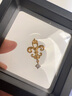 福來(lái)島黃金吊墜足金999鳶尾花培育鉆單吊墜女通勤古法金計價(jià)首飾 工費：408元 2.27克 曬單實(shí)拍圖