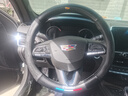 適用凱迪拉克方向盤套XTS CT6 XT5 ATSL SRX CT5 CT4 XT4 XT6汽車把套 凱迪拉克：3D壓印碳纖皮款+三色標(biāo)+黑色+圓型 曬單實(shí)拍圖