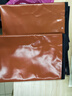 易澤家防水皮圍裙工作服防油廚房洗碗食堂專(zhuān)用殺魚(yú)勞保工業(yè)圍兜長(cháng)款屠夫 PVC圍裙（黑紅）110*80 曬單實(shí)拍圖