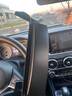 松占日產(chǎn)十四代軒逸EP天籟奇駿專(zhuān)用汽車(chē)載屏幕導航無(wú)線(xiàn)充電動(dòng)手機支架 機械夾緊靈動(dòng)款支架-黑色-可橫屏 2022-2025款日產(chǎn)天籟-12.3寸屏幕專(zhuān)用 曬單實(shí)拍圖